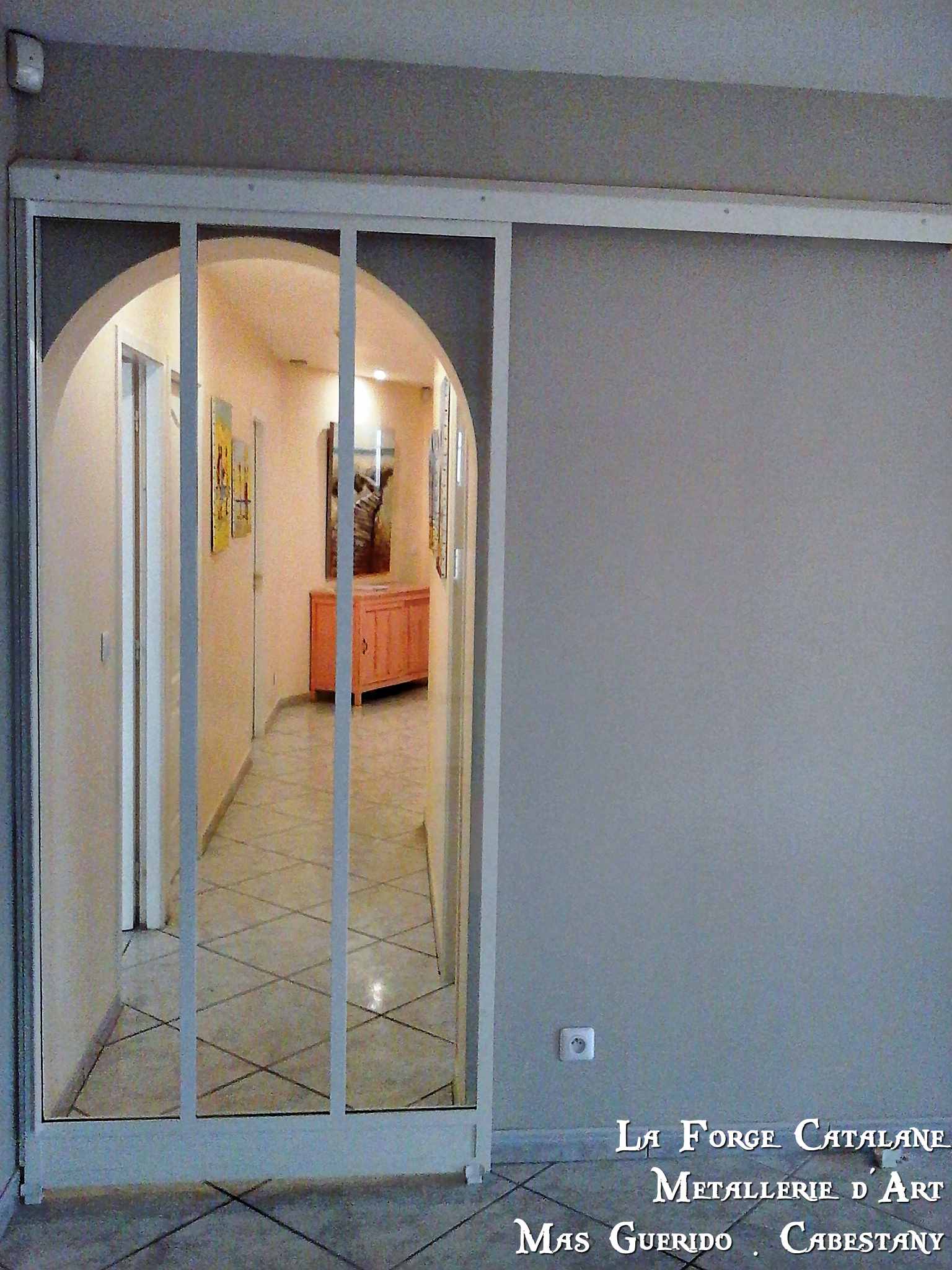 porte verriere coulissante verre transparent forge catalane.jpg